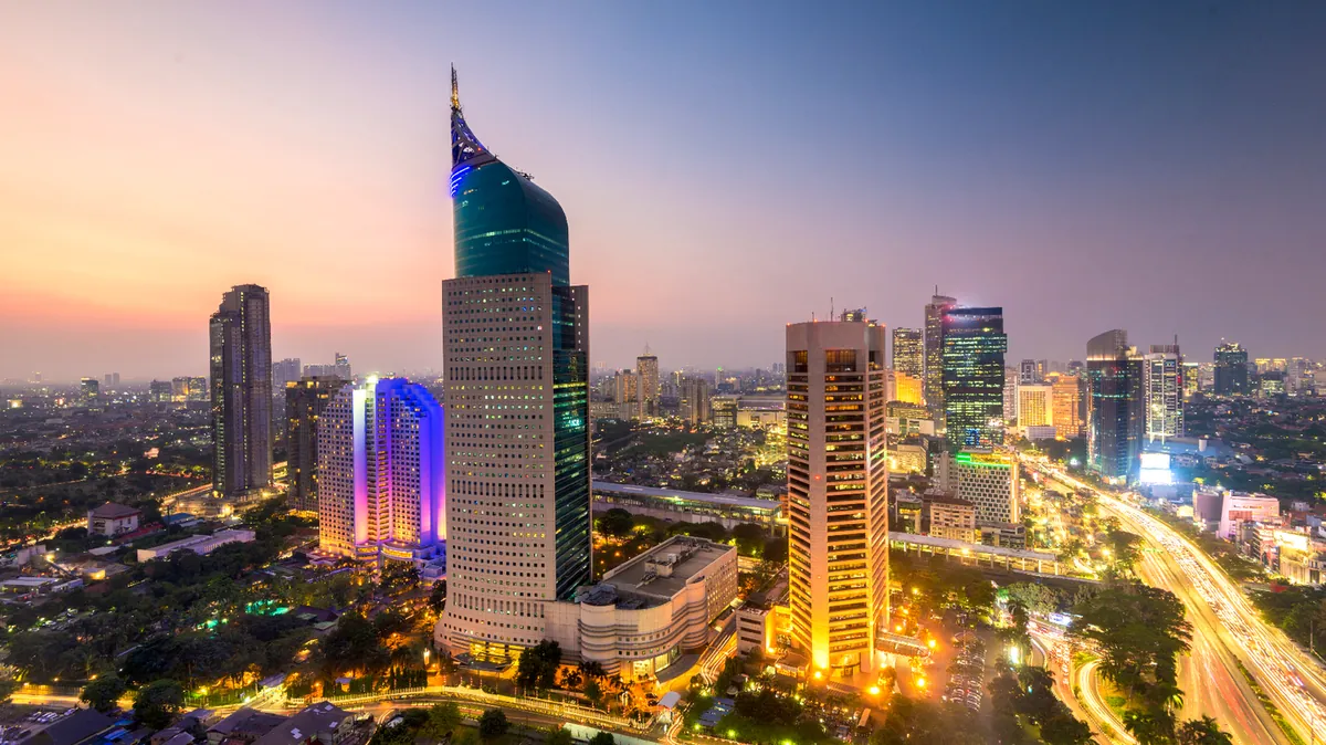 Kawasan bisnis Jakarta di waktu senja — pasar paling kompetitif untuk jasa SEO di Indonesia